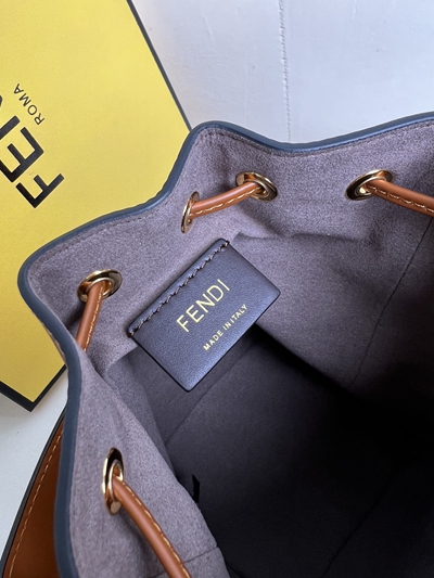 フェンディバッグ角部分ディテール